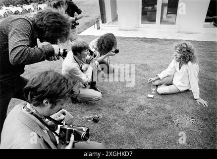 Roger Daltrey de The Who a posé lors d'un appel à la presse pour la soirée de lancement de l'album 'Who's Next' à Surrey, en Angleterre, le 15 juillet 1971 Banque D'Images