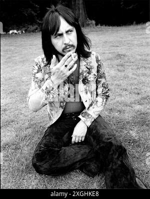 John Entwistle de The Who a posé lors d'un appel à la presse pour la soirée de lancement de l'album 'Who's Next' à Surrey, en Angleterre, le 15 juillet 1971 Banque D'Images