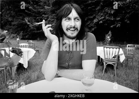 John Entwistle de The Who a posé lors d'un appel à la presse pour la soirée de lancement de l'album 'Who's Next' à Surrey, en Angleterre, le 15 juillet 1971 Banque D'Images