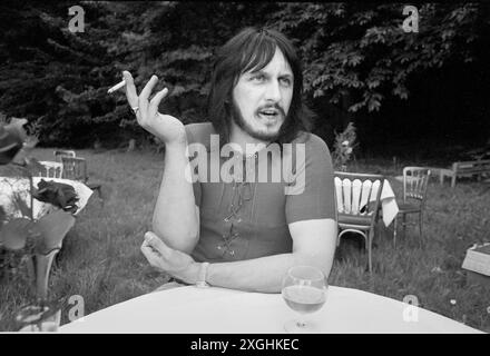 John Entwistle de The Who a posé lors d'un appel à la presse pour la soirée de lancement de l'album 'Who's Next' à Surrey, en Angleterre, le 15 juillet 1971 Banque D'Images