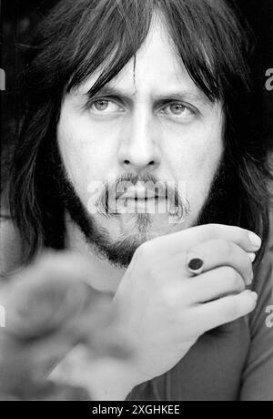 John Entwistle de The Who a posé lors d'un appel à la presse pour la soirée de lancement de l'album 'Who's Next' à Surrey, en Angleterre, le 15 juillet 1971 Banque D'Images