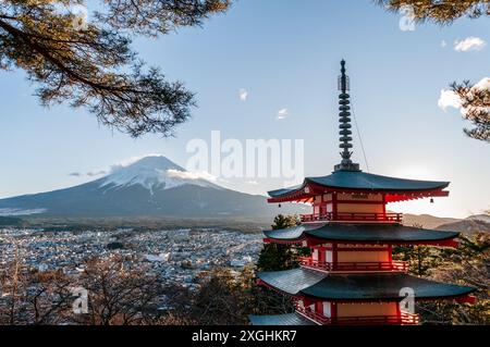 Les derniers rayons du soleil couchant illuminant le mont Fuji et le Churito Pagode sur une après-midi d'hiver de décembre. Banque D'Images