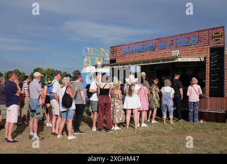 Angleterre, Surrey, Guildford, Guilfest, file d'attente des festivaliers au stand de restauration rapide. Banque D'Images