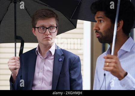 Le Dr Robert Laurenson (à gauche), co-président du comité des médecins en formation de la British Medical Association, et Vivek Trivedi (à droite), co-président du comité des médecins en formation, s'adressent aux médias après avoir quitté le ministère de la santé dans le centre de Londres, après une réunion avec le secrétaire à la santé Wes Streeting pour discuter de leur différend salarial. Date de la photo : mardi 9 juillet 2024. Banque D'Images