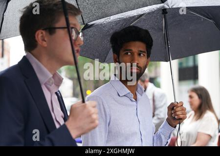 Le Dr Robert Laurenson (à gauche), co-président du comité des médecins en formation de la British Medical Association, et Vivek Trivedi (à droite), co-président du comité des médecins en formation, s'adressent aux médias après avoir quitté le ministère de la santé dans le centre de Londres, après une réunion avec le secrétaire à la santé Wes Streeting pour discuter de leur différend salarial. Date de la photo : mardi 9 juillet 2024. Banque D'Images