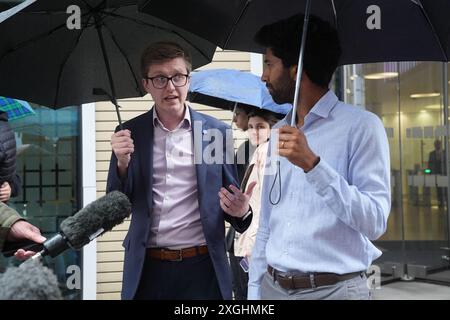 Le Dr Robert Laurenson (à gauche), co-président du comité des médecins en formation de la British Medical Association, et Vivek Trivedi (à droite), co-président du comité des médecins en formation, s'adressent aux médias après avoir quitté le ministère de la santé dans le centre de Londres, après une réunion avec le secrétaire à la santé Wes Streeting pour discuter de leur différend salarial. Date de la photo : mardi 9 juillet 2024. Banque D'Images