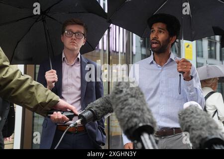 Le Dr Robert Laurenson (à gauche), co-président du comité des médecins en formation de la British Medical Association, et Vivek Trivedi (à droite), co-président du comité des médecins en formation, s'adressent aux médias après avoir quitté le ministère de la santé dans le centre de Londres, après une réunion avec le secrétaire à la santé Wes Streeting pour discuter de leur différend salarial. Date de la photo : mardi 9 juillet 2024. Banque D'Images