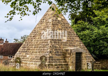 Il y a 190 ans, 'Mad Jack Fuller' 1757-1834) a été interné dans une pyramide qu'il avait construite pour lui-même dans le cimetière du village où il était écuyer. Un membre Banque D'Images