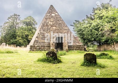 Il y a 190 ans, 'Mad Jack Fuller' 1757-1834) a été interné dans une pyramide qu'il avait construite pour lui-même dans le cimetière du village où il était écuyer. Un membre Banque D'Images