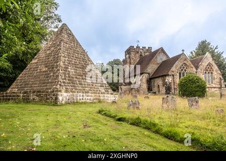 Il y a 190 ans, 'Mad Jack Fuller' 1757-1834) a été interné dans une pyramide qu'il avait construite pour lui-même dans le cimetière du village où il était écuyer. Un membre Banque D'Images