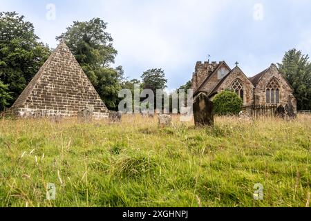 Il y a 190 ans, 'Mad Jack Fuller' 1757-1834) a été interné dans une pyramide qu'il avait construite pour lui-même dans le cimetière du village où il était écuyer. Un membre Banque D'Images