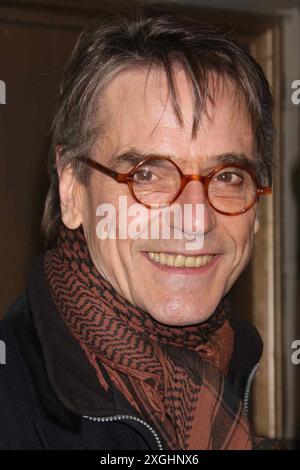 Jeremy Irons assiste à la représentation nocturne d'ouverture de « God of carnage » au Bernard B. Jacobs Theatre de New York sur 22 mars 2009. Crédit photo : Henry McGee/MediaPunch Banque D'Images