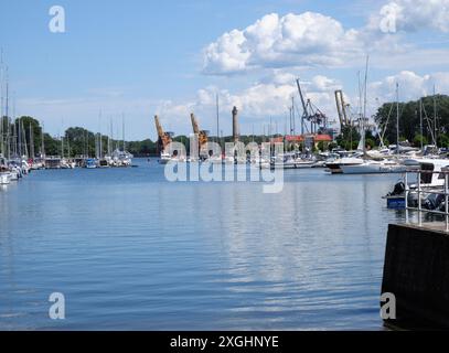 Port et quais à Swinoujscie (Swinemunde) en Pologne avec le phare historique. Banque D'Images