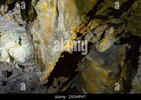 Minerai à l'intérieur d'une mine souterraine d'or et de cuivre au Chili Banque D'Images