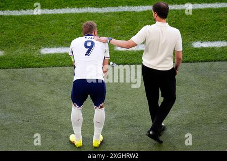 L'entraîneur de l'Angleterre Gareth Southgate (à droite) console Harry Kane lors du match de quart de finale de l'UEFA Euro 2024 à la Dusseldorf Arena, en Allemagne. Date de la photo : samedi 6 juillet 2024. Banque D'Images