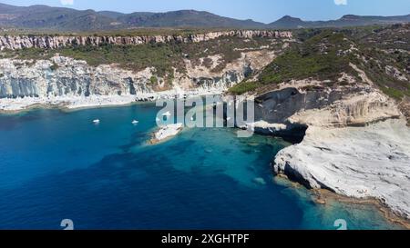 Vue aérienne de la côte naturelle près de Bosa, sur l'île de Sardaigne entre les plages de Cane Malu et Cala 'e Moro avec des eaux turquoises et moun Banque D'Images