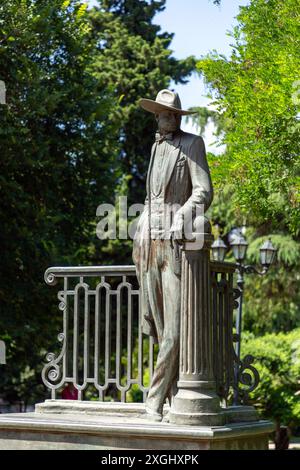 Tbilissi, Géorgie - 23 JUIN 2024 : statue en bronze de Lado Gudiashvili, célèbre peintre géorgien dans le parc du 9 avril à Tbilissi, Géorgie. Banque D'Images