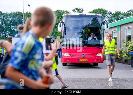 Oldebroek, pays-Bas. 09 juillet 2024. OLDEBROEK, 09-07-2024, Sportpark Bovenmolen, match amical, saison 2024/2025, football . Correspondance entre Ajax et STVV . Le bus arrive à Oldebroek crédit : Pro Shots/Alamy Live News Banque D'Images