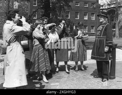 Tourisme, touristes, étudiants de l'American Smith College prenant une photo de la garde, Tower, Londres, 1952, ADDITIONAL-RIGHTS-CLEARANCE-INFO-NOT-AVAILABLE Banque D'Images