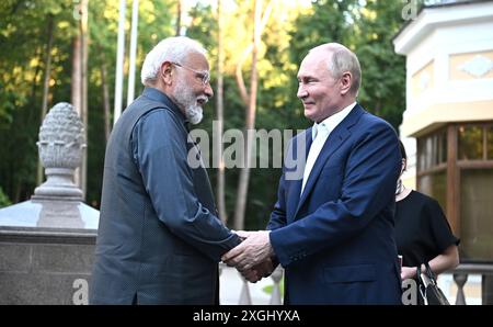 Novo-Ogaryovo, Russie. 08 juillet 2024. Le président russe Vladimir Poutine, à droite, accueille le premier ministre indien Narendra Modi, à gauche, à son arrivée à la résidence présidentielle de Novo-Ogaryovo, le 8 juillet 29024 dans l’oblast de Moscou, en Russie. Crédit : Gavriil Grigorov/Kremlin Pool/Alamy Live News Banque D'Images