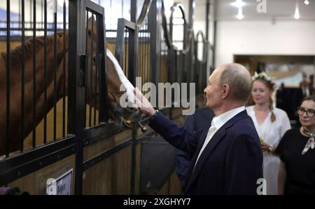 Novo-Ogaryovo, Russie. 08 juillet 2024. Le président russe Vladimir Poutine, à droite, caresse son cheval de course tandis que le premier ministre indien Narendra Modi, à gauche, regarde lors d’une visite des écuries de la résidence présidentielle de Novo-Ogaryovo, le 8 juillet 29024 dans l’oblast de Moscou, en Russie. Crédit : Gavriil Grigorov/Kremlin Pool/Alamy Live News Banque D'Images