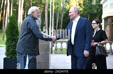 Novo-Ogaryovo, Russie. 08 juillet 2024. Le président russe Vladimir Poutine, à droite, accueille le premier ministre indien Narendra Modi, à gauche, à son arrivée à la résidence présidentielle de Novo-Ogaryovo, le 8 juillet 29024 dans l’oblast de Moscou, en Russie. Crédit : Gavriil Grigorov/Kremlin Pool/Alamy Live News Banque D'Images