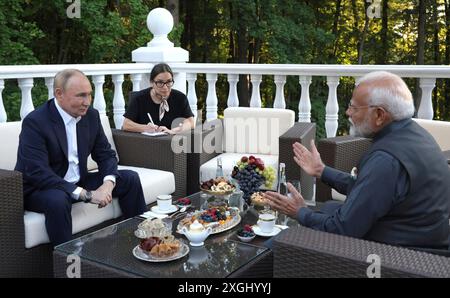 Novo-Ogaryovo, Russie. 08 juillet 2024. Le président russe Vladimir Poutine, écoute le premier ministre indien Narendra Modi, à droite, lors d’un thé et d’une réunion informelle à la résidence présidentielle de Novo-Ogaryovo, le 8 juillet 29024 dans l’oblast de Moscou, en Russie. Crédit : Gavriil Grigorov/Kremlin Pool/Alamy Live News Banque D'Images