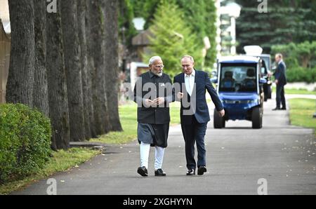 Novo-Ogaryovo, Russie. 08 juillet 2024. Le président russe Vladimir Poutine, à droite, se promène avec le premier ministre indien Narendra Modi, à gauche, lors d’une visite du terrain à la résidence présidentielle de Novo-Ogaryovo, le 8 juillet 29024 dans l’oblast de Moscou, en Russie. Crédit : Gavriil Grigorov/Kremlin Pool/Alamy Live News Banque D'Images