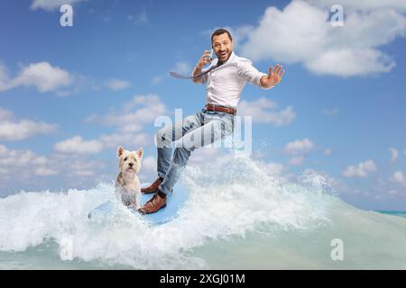 Homme d'affaires avec un smartphone et un chien sur une planche de surf dans la mer Banque D'Images