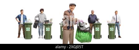 Homme âgé jetant une boîte de conserve devant des bacs de recyclage isolés sur fond blanc Banque D'Images