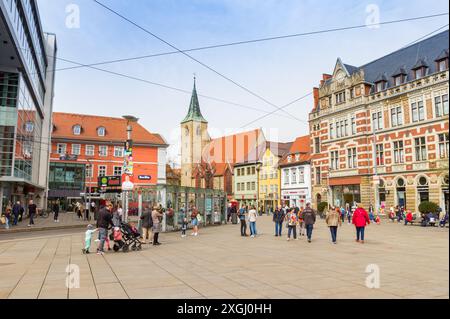 Église et magasins sur la place de la colère à Erfurt, Allemagne Banque D'Images