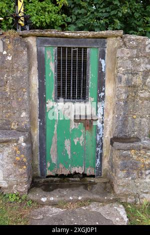 La porte de l'air vacillant vers le village puits escalier menant aux eaux pour les villageois. Banque D'Images