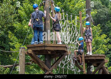 Amusez-vous en famille l'été au parc d'aventure aérien Cool River Tubing & Adventures sur la rivière Chattahoochee à Helen, Géorgie. (ÉTATS-UNIS) Banque D'Images