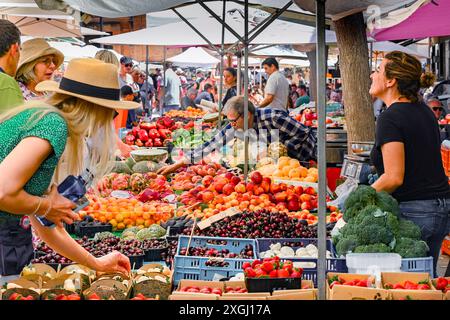 Jour de marché dans le charmant vieux village traditionnel de Santanyi sur l'île espagnole de Majorque, en Espagne Banque D'Images