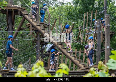 Amusez-vous en famille l'été au parc d'aventure aérien Cool River Tubing & Adventures sur la rivière Chattahoochee à Helen, Géorgie. (ÉTATS-UNIS) Banque D'Images