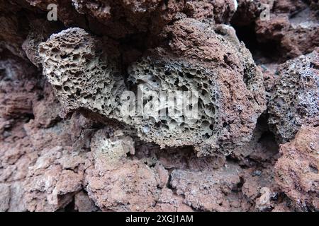 Roche volcanique brisée révélant la structure, cratères de la Lune, Idaho Banque D'Images