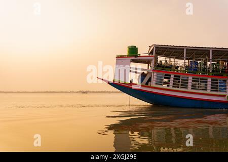 AA bateau touristique traditionnel est vu naviguer sur un canal d'eau au coucher du soleil. Concept de tourisme safari dans les Sundarbans au Bengale occidental Sundarbans Tiger Banque D'Images