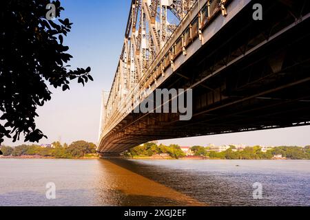 La rivière Hoosely et le pont emblématique Howrah à Calcutta sont vus le matin au lever du soleil. Exemple d'architecture indienne à Kolkata Banque D'Images