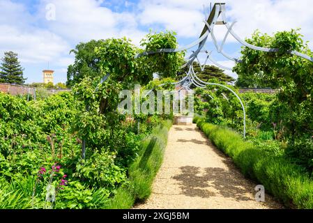 Île de Wight Osborne House Île de Wight East Cowes Île de Wight Angleterre GB Europe - jardins de fruits et de fleurs murés dans le domaine d'Osborne House Banque D'Images