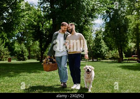 Un couple gay barbu traverse un parc verdoyant avec leur labrador retriever. Ils sourient tous les deux et semblent profiter de la compagnie de l'autre. Banque D'Images