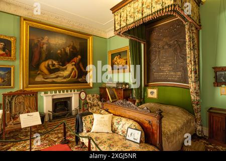 Île de Wight Osborne House Île de Wight East Cowes Île de Wight Angleterre GB Europe - lit demi-testeur de la reine Victoria dans les appartements royaux Banque D'Images