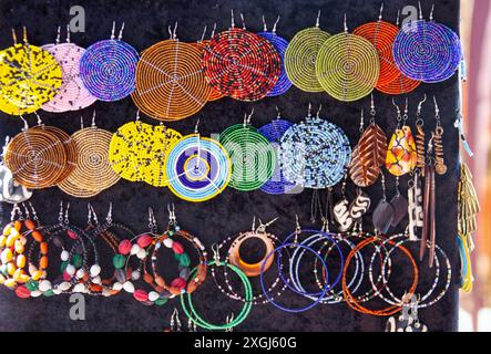 boucles d'oreilles africaines perles colorées affichage artisanal Banque D'Images