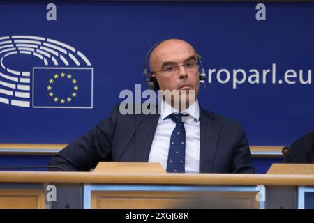 Le député européen Jorge Buxade Villalba assiste à une conférence de presse lors de la première réunion du nouveau Groupe Patriotes pour l'Europe à Bruxelles, Belgique, le 8 juillet 2024. Crédit : ALEXANDROS MICHAILIDIS/Alamy Live News Banque D'Images