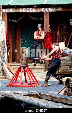 Ketchikan, Alaska, USA - 1er juillet 2023 : Lumberjack démontrant comment couper une bûche verticale Banque D'Images