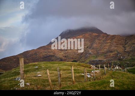 Les montagnes irlandaises recouvertes par les nuages sentiers de randonnée ferment des terres Banque D'Images