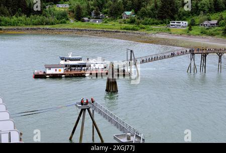 Sitka, Alaska, USA - 28 juin 2023 : travailleurs amarrant le bateau de croisière Banque D'Images