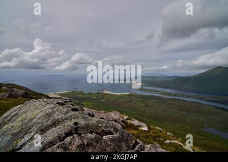 Les montagnes irlandaises recouvertes par les nuages sentiers de randonnée ferment des terres Banque D'Images