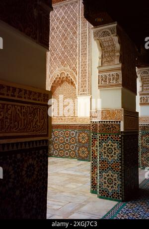 L'architecture de l'intérieur de l'historique Ben Youssef Madrassa ou école islamique à Marrakech au Maroc au Maghreb en Afrique du Nord Banque D'Images