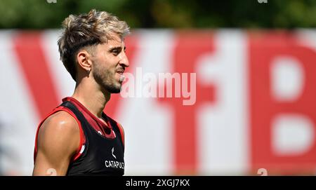 Atakan Karazor VfB Stuttgart (16) vor logo VfB Stuttgart Portrait FORMATION VFB STUTTGART 09.07.2024 LA RÉGLEMENTATION DFL INTERDIT TOUTE UTILISATION DE PHOTOGRAPHIES COMME SÉQUENCES D'IMAGES ET/OU QUASI-VIDÉO Banque D'Images