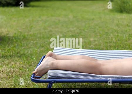 homme reposant sur un matelas avec fond d'herbe Banque D'Images